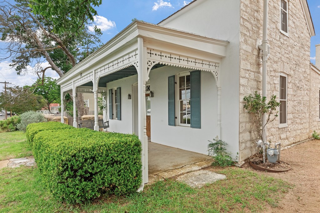 209 W San Antonio St