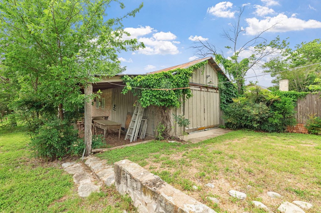 209 W San Antonio St
