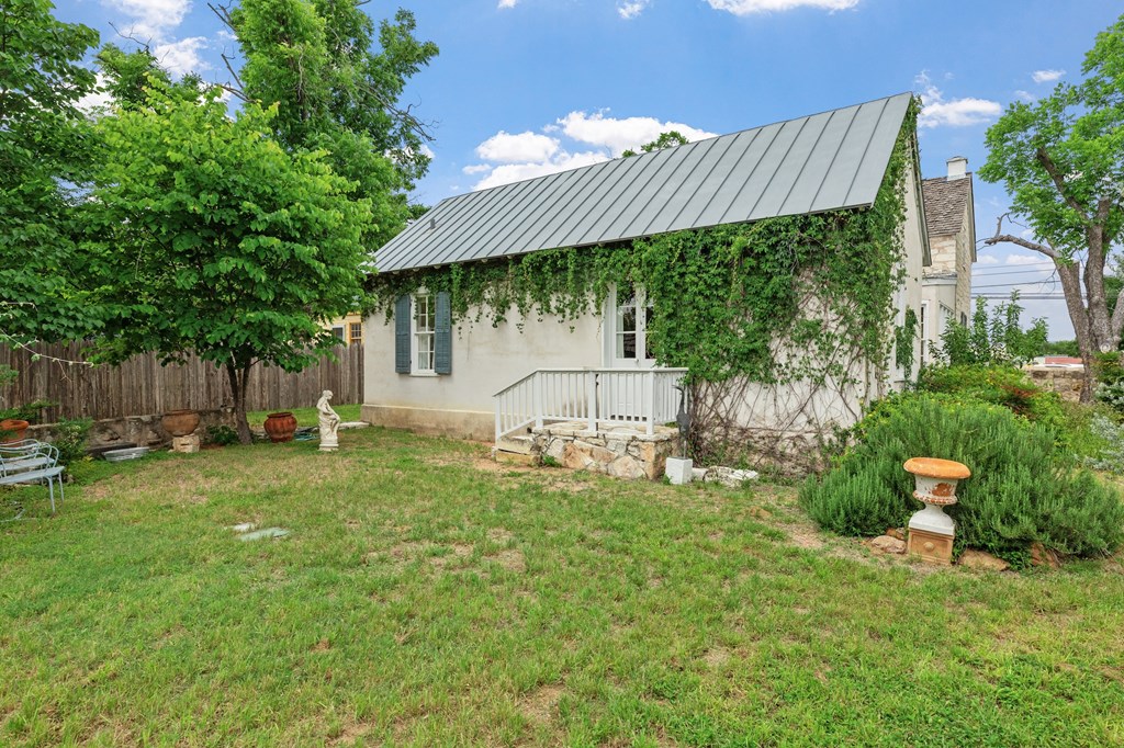 209 W San Antonio St