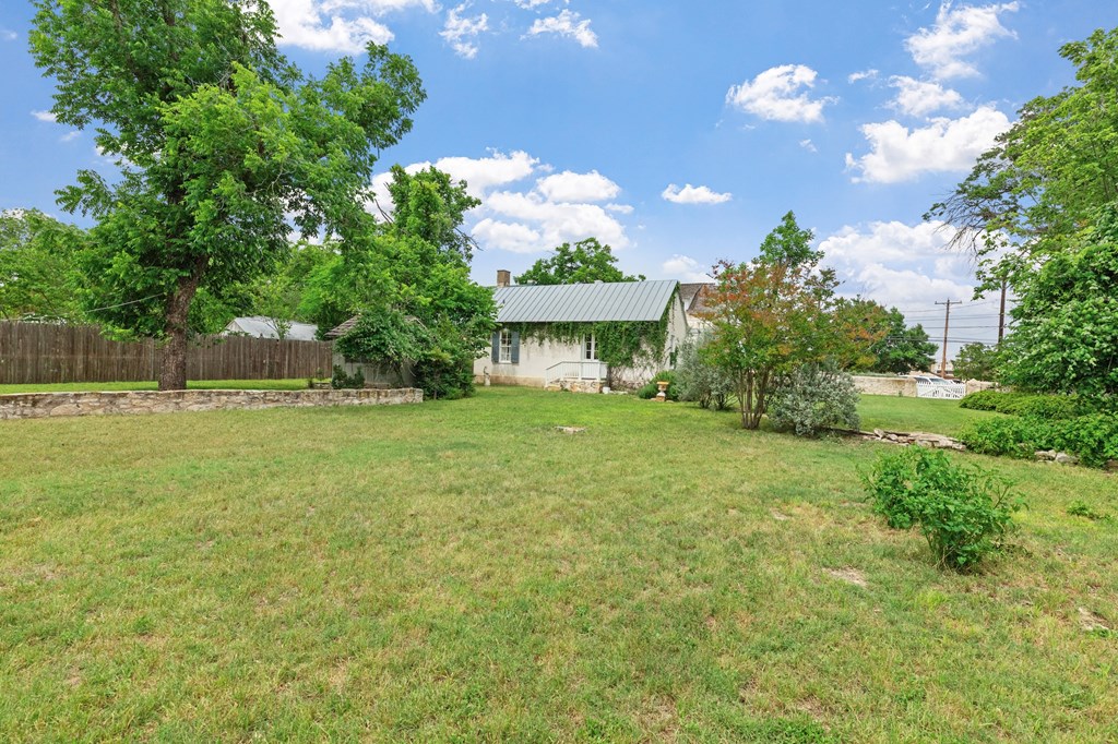 209 W San Antonio St