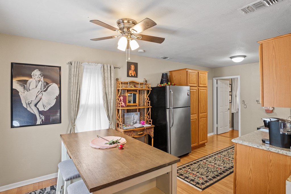 812 W Austin St