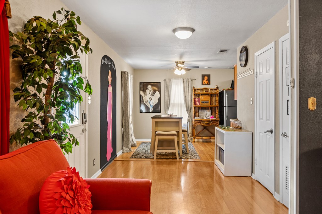 812 W Austin St