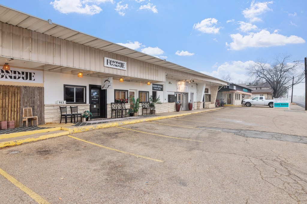 905 E Main St