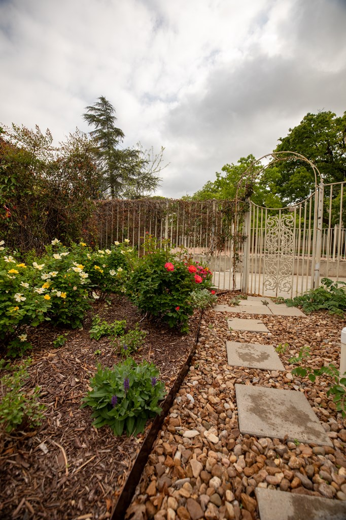 2208 Amberstone