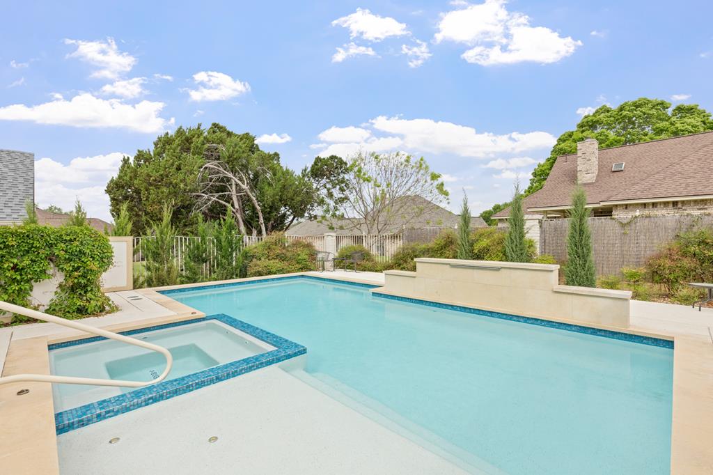 2208 Amberstone