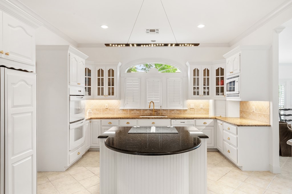2208 Amberstone
