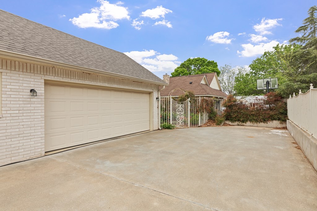 2208 Amberstone