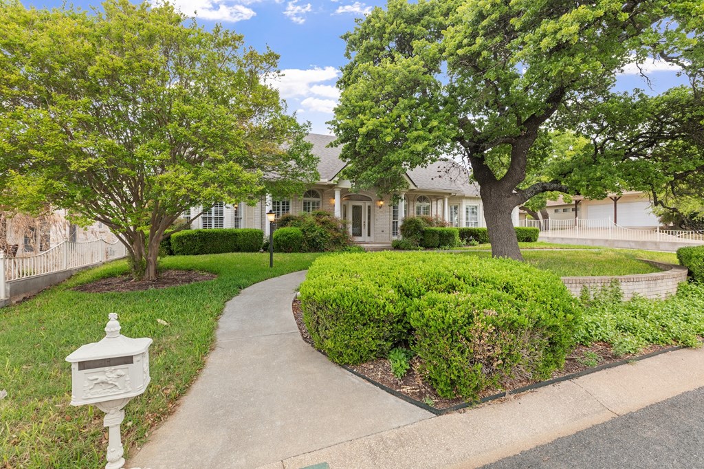 2208 Amberstone