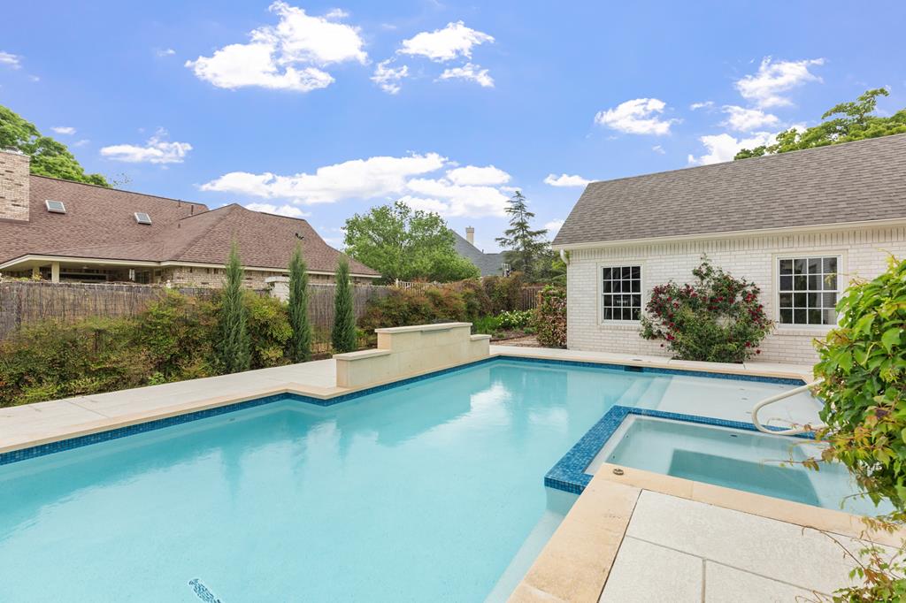 2208 Amberstone