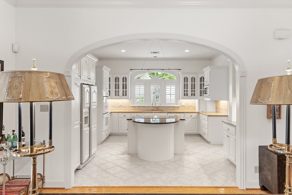 2208 Amberstone