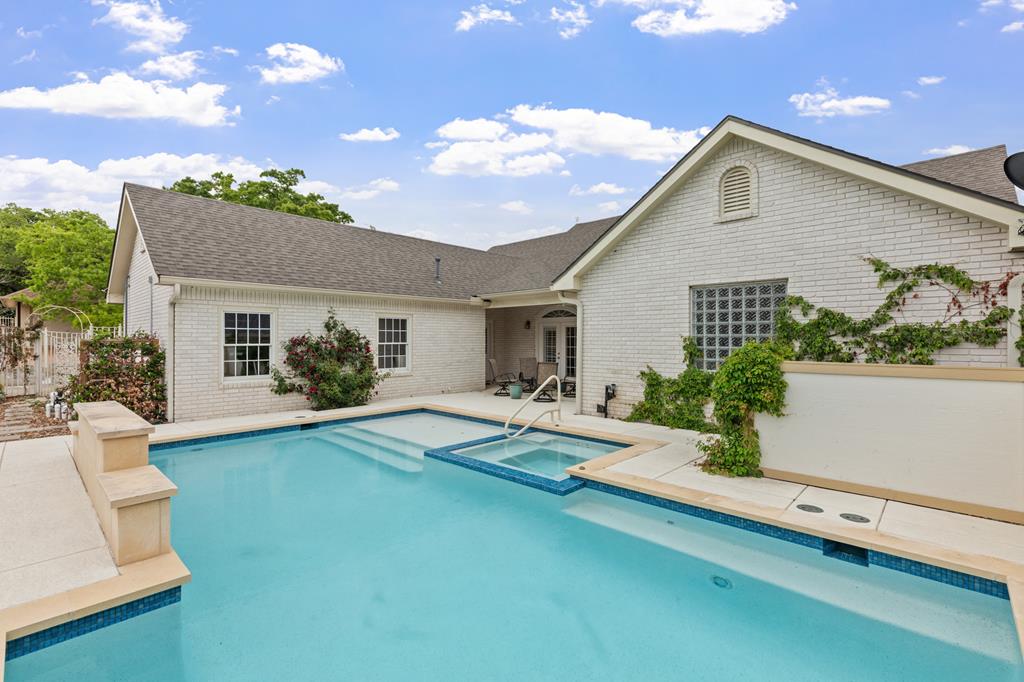 2208 Amberstone