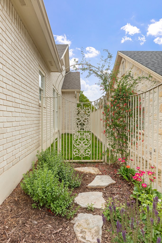 2208 Amberstone