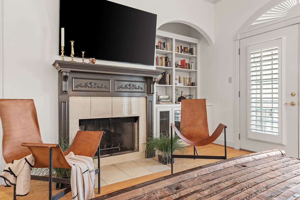 2208 Amberstone