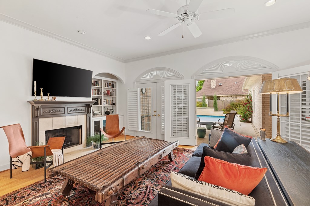 2208 Amberstone