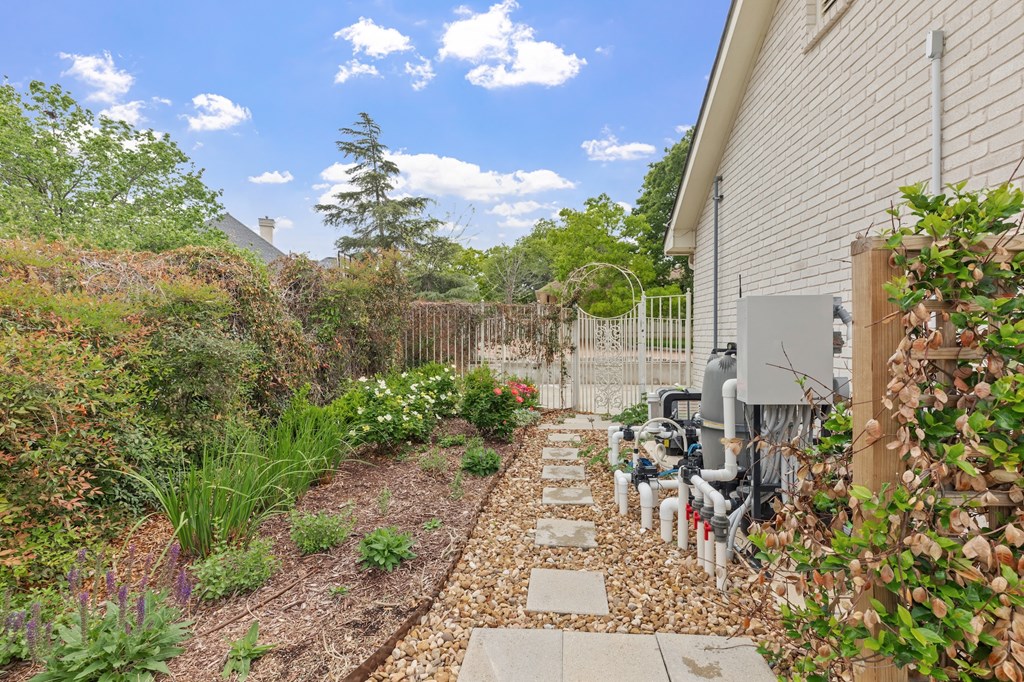 2208 Amberstone