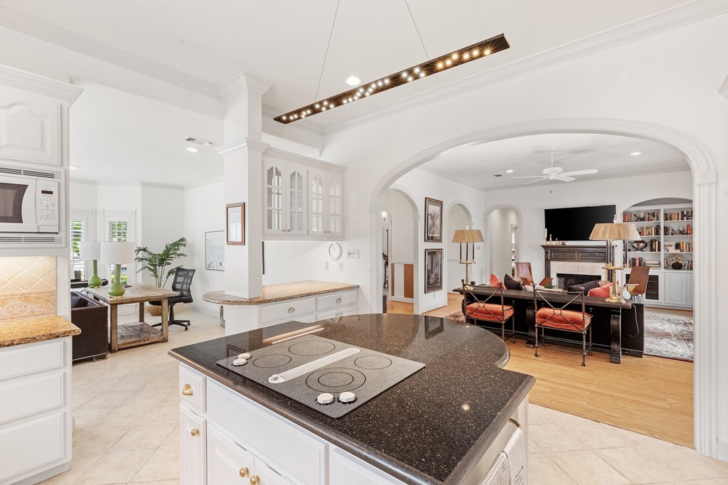 2208 Amberstone