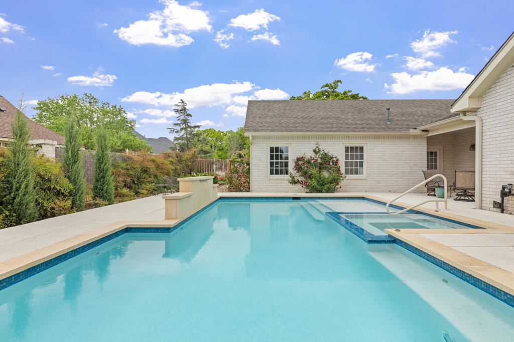2208 Amberstone