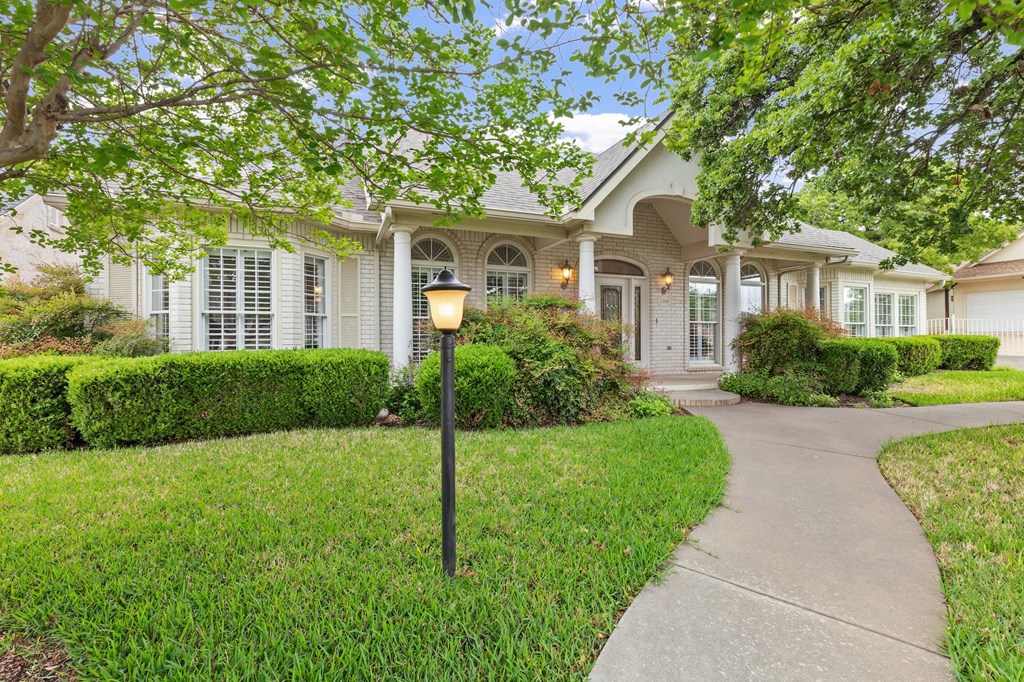 2208 Amberstone