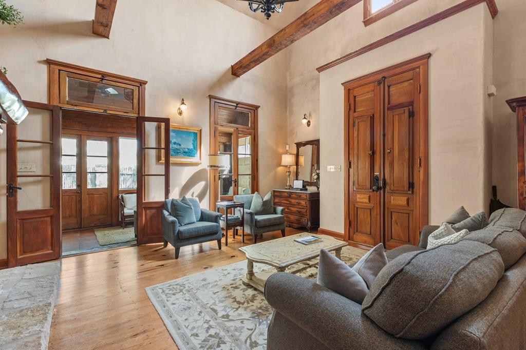 208 W Schubert St