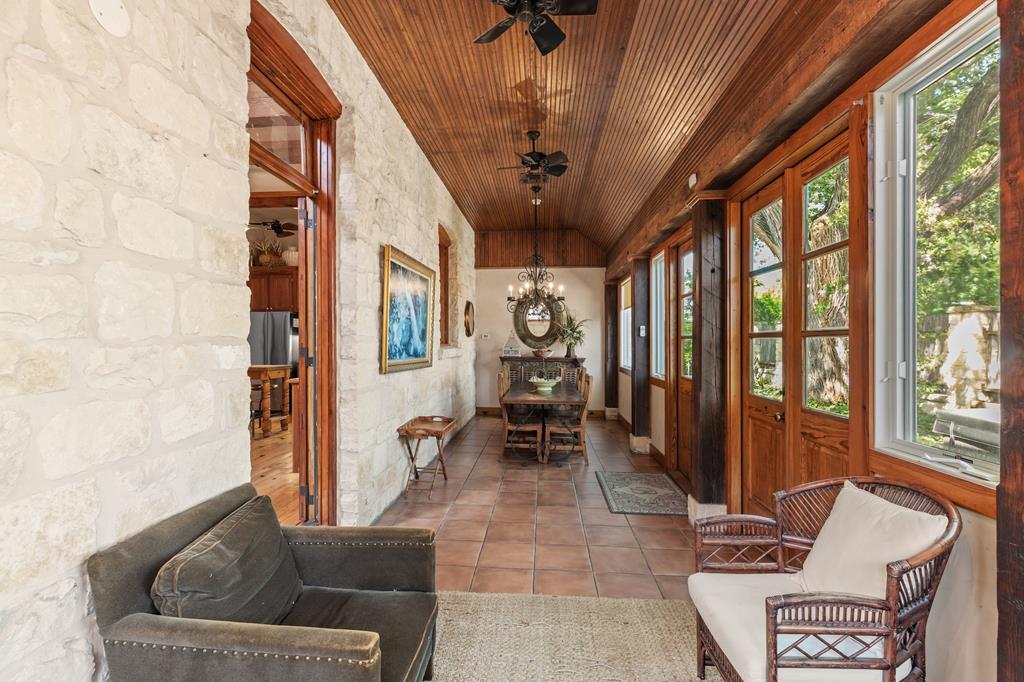208 W Schubert St