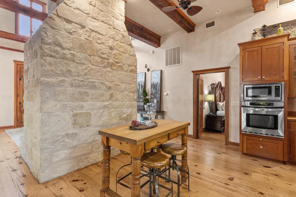 208 W Schubert St