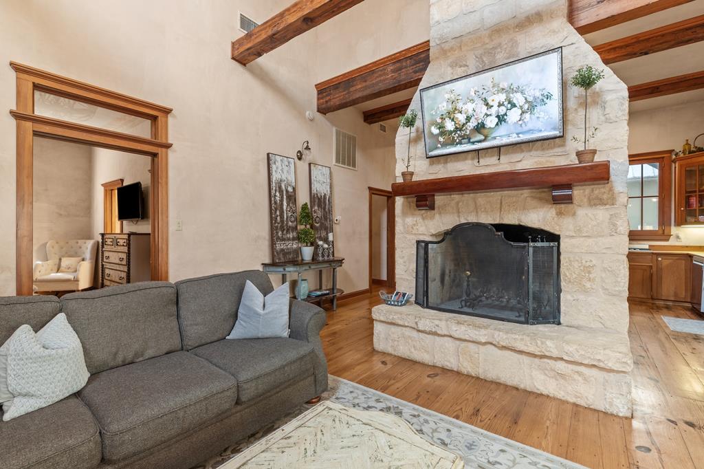 208 W Schubert St