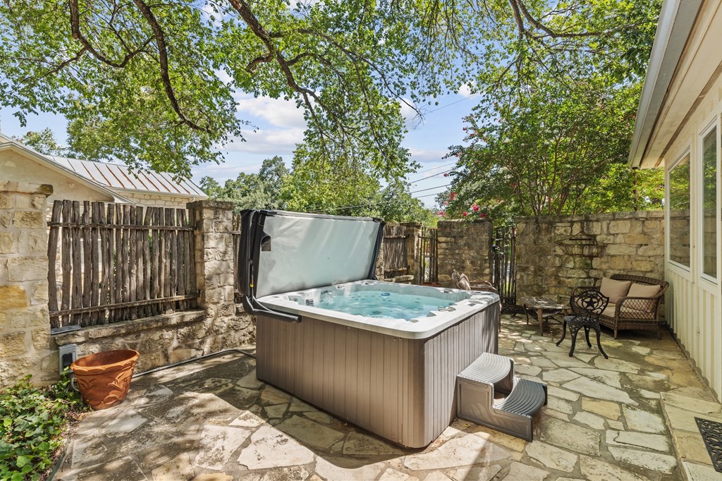 208 W Schubert St