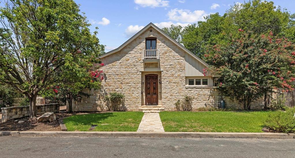 208 W Schubert St