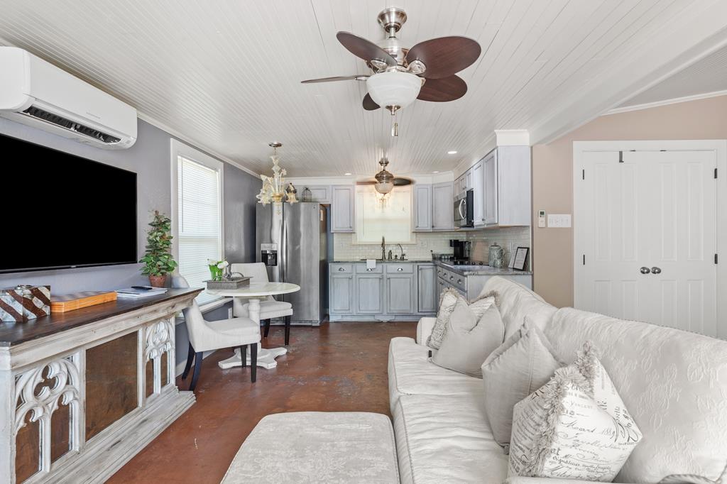 208 W Schubert St