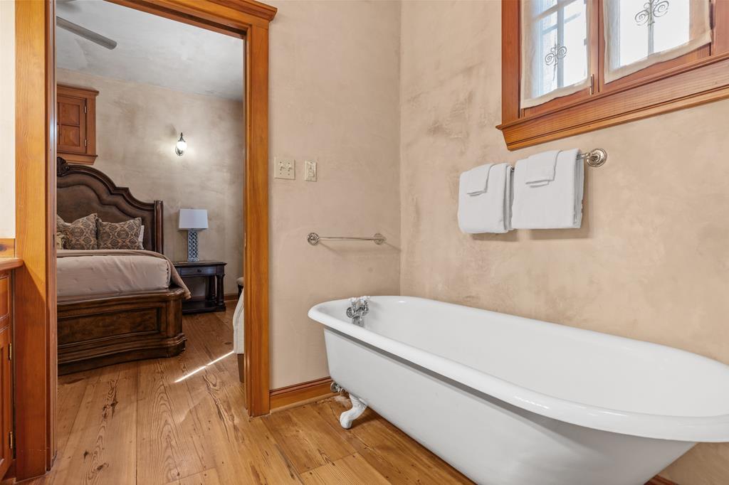 208 W Schubert St