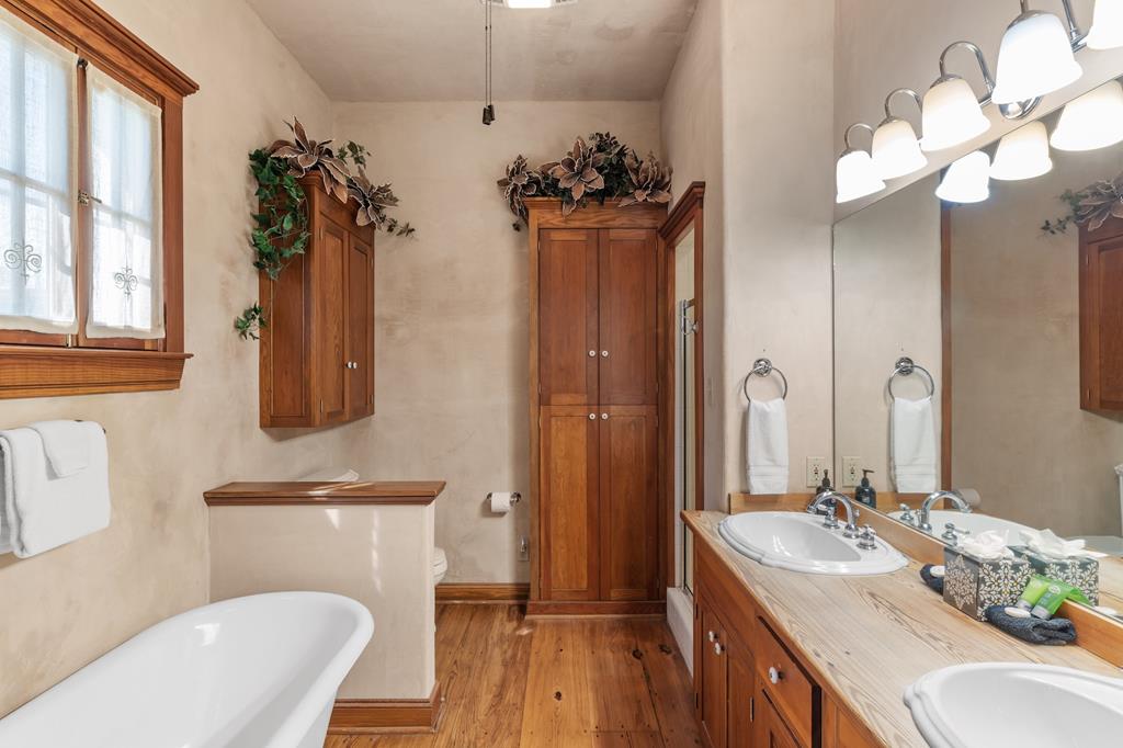 208 W Schubert St