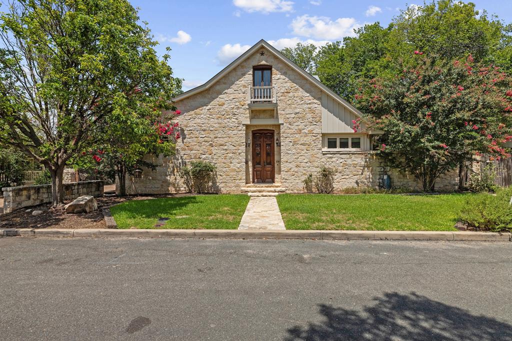 208 W Schubert St