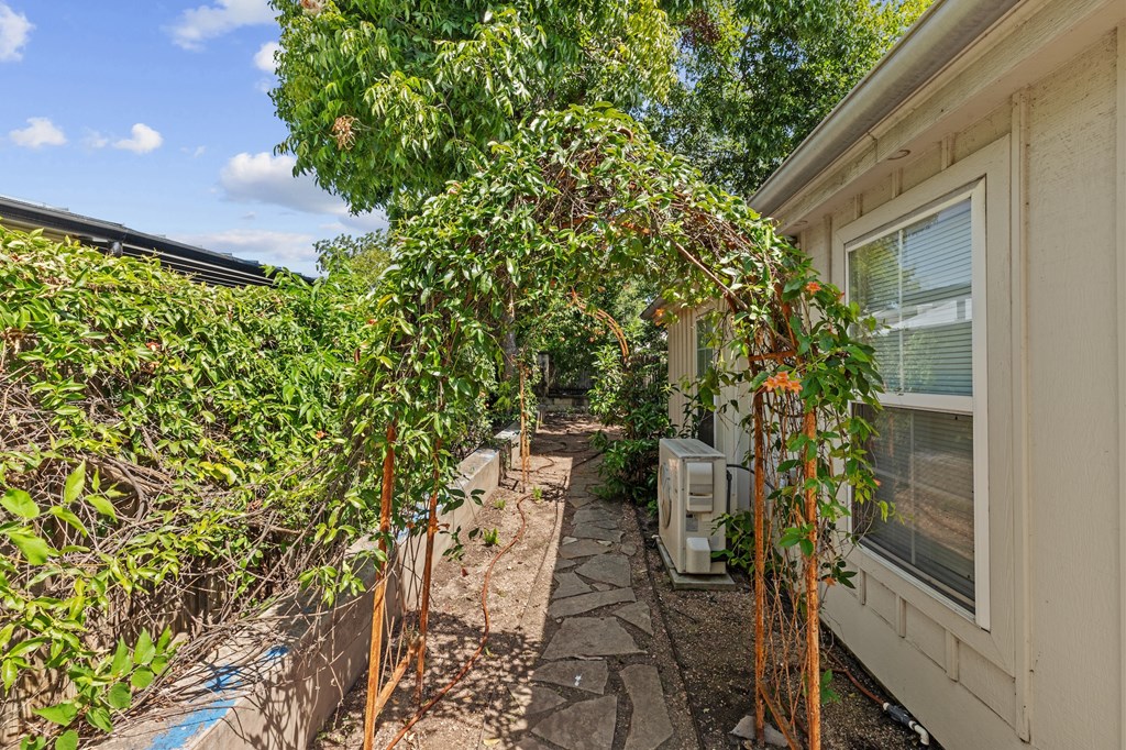 208 W Schubert St