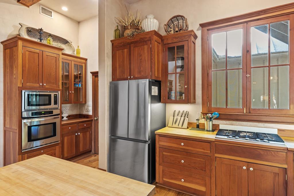 208 W Schubert St