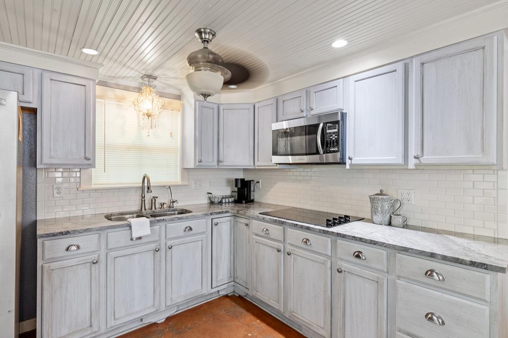 208 W Schubert St