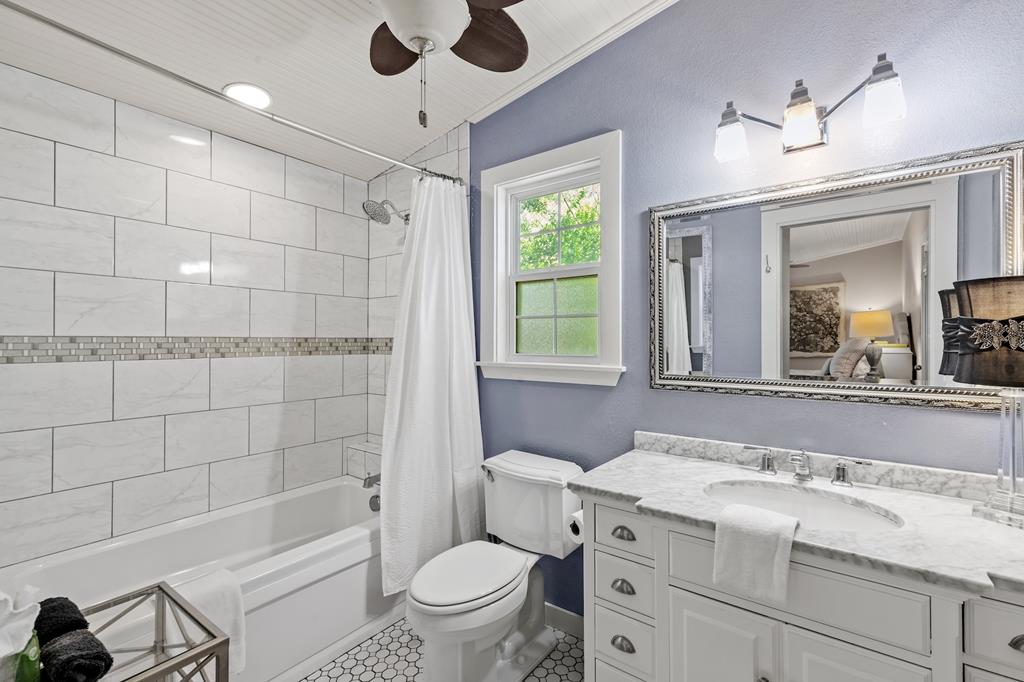 208 W Schubert St