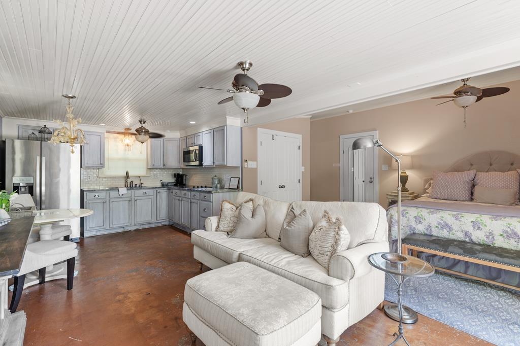 208 W Schubert St
