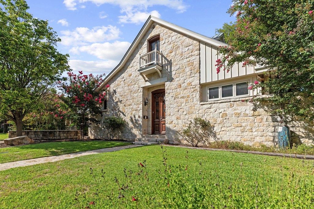 208 W Schubert St