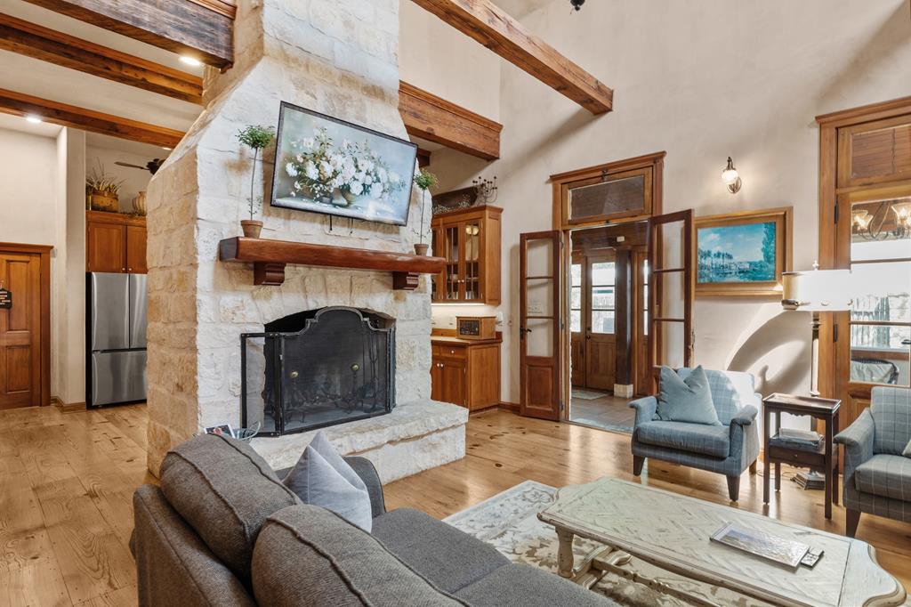 208 W Schubert St
