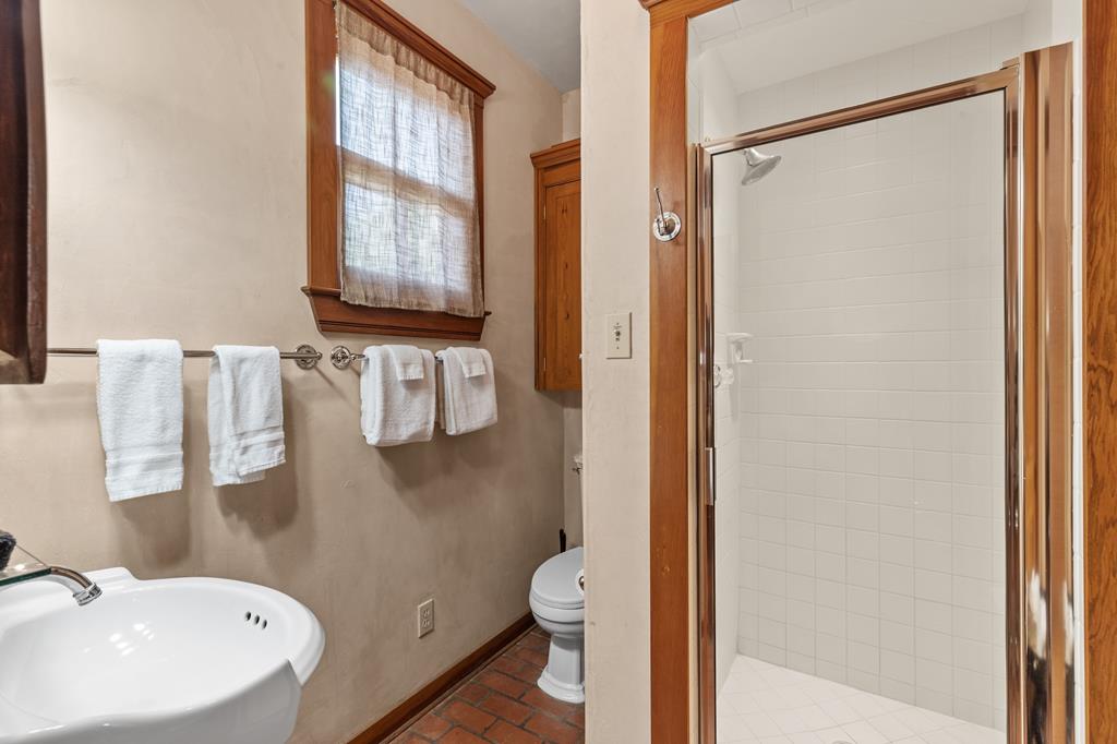 208 W Schubert St