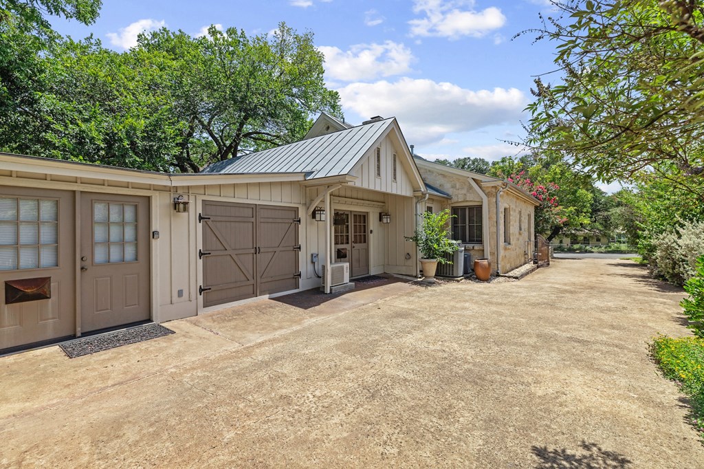 208 W Schubert St