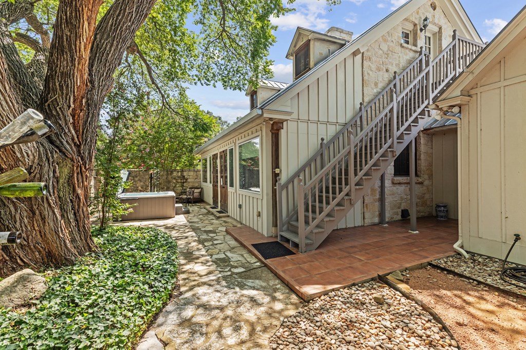 208 W Schubert St