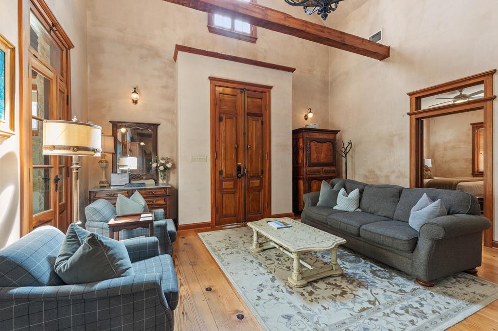 208 W Schubert St