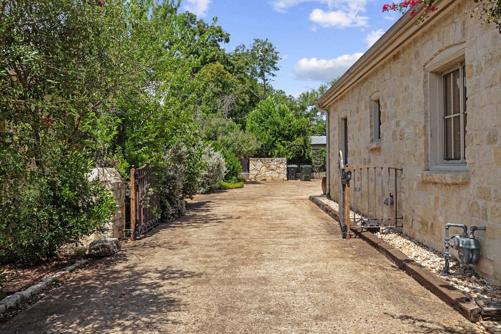 208 W Schubert St