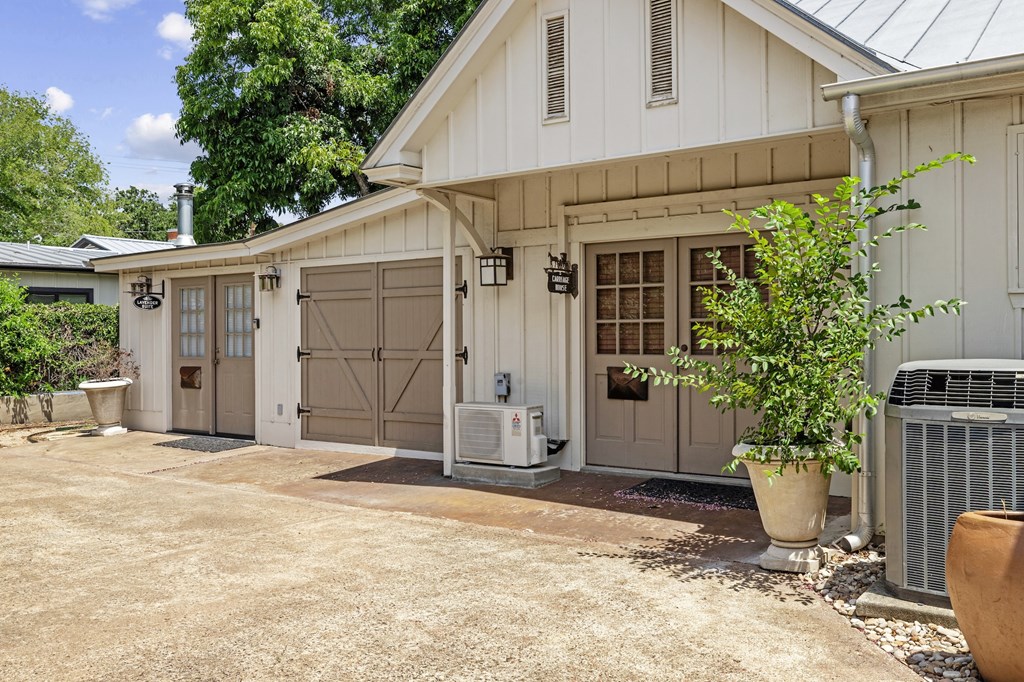 208 W Schubert St