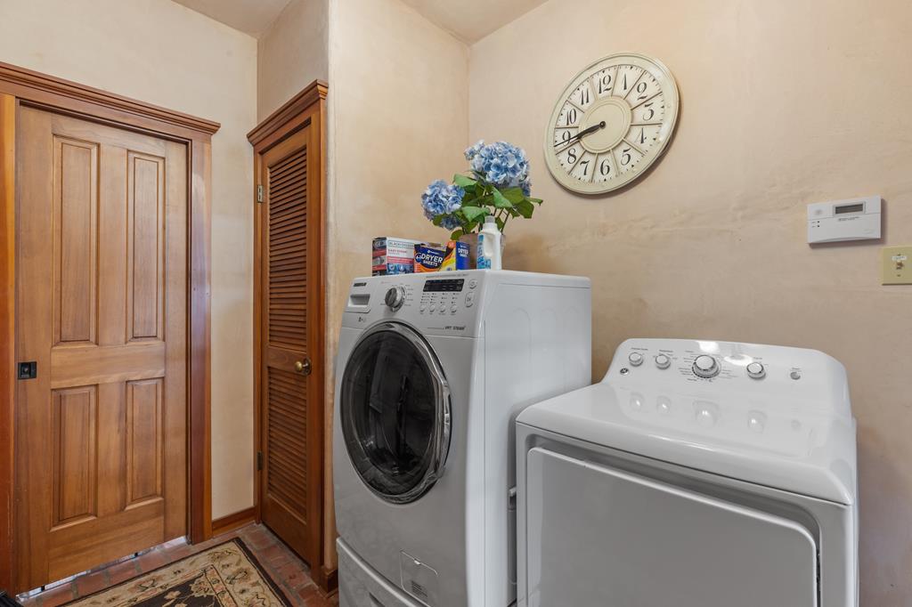 208 W Schubert St
