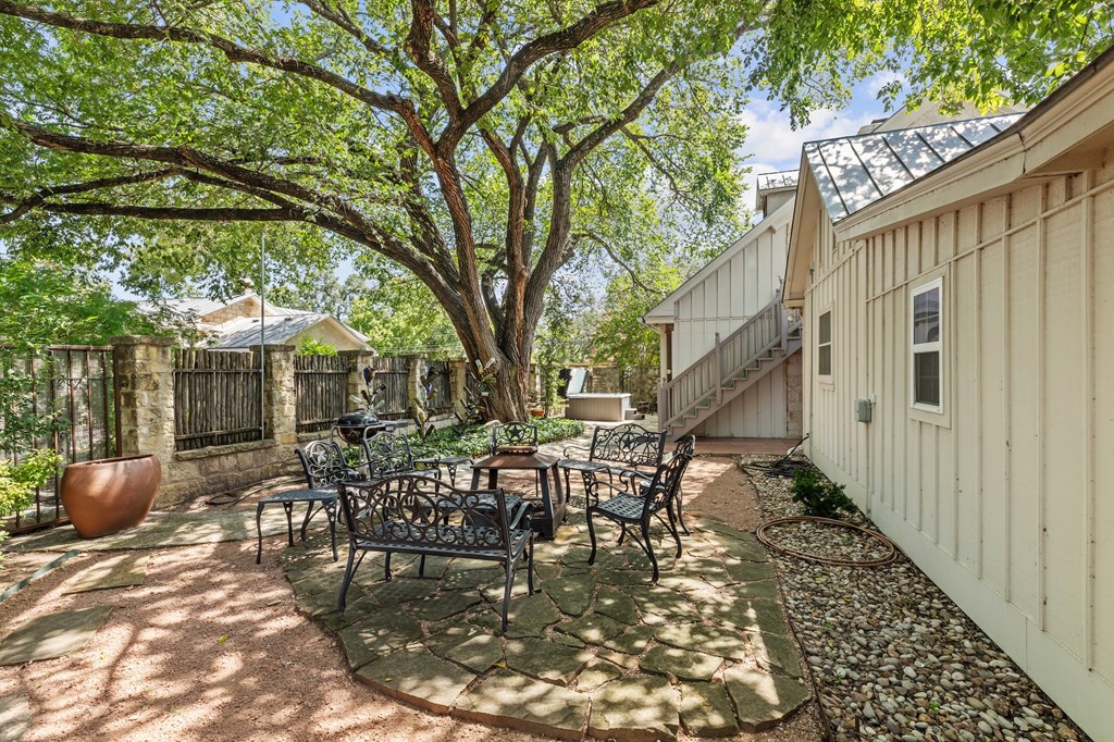 208 W Schubert St