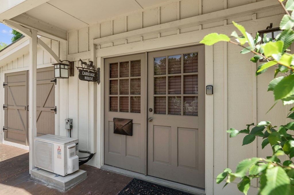 208 W Schubert St