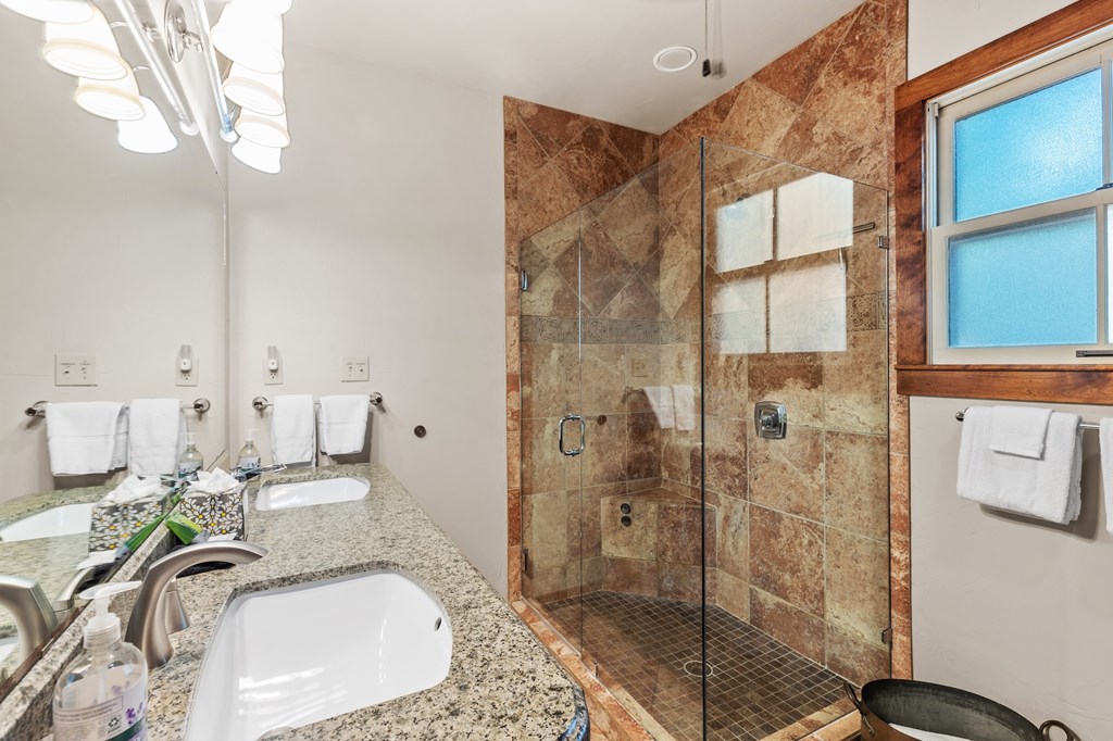 208 W Schubert St