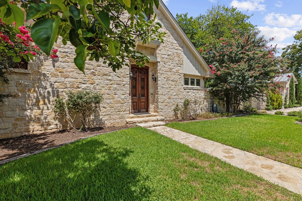 208 W Schubert St